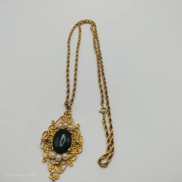 Filigree Pendant With Pearls and Green Gemstone Cabochon Gold Tone rope chain - Picture 2 of 8